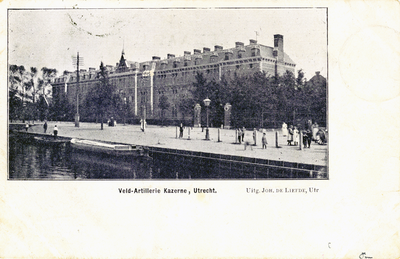 123337 Gezicht op de voorgevel van de Kazerne der Veldartillerie (Leidseweg 22) te Utrecht.N.B. De naam van de kazerne ...